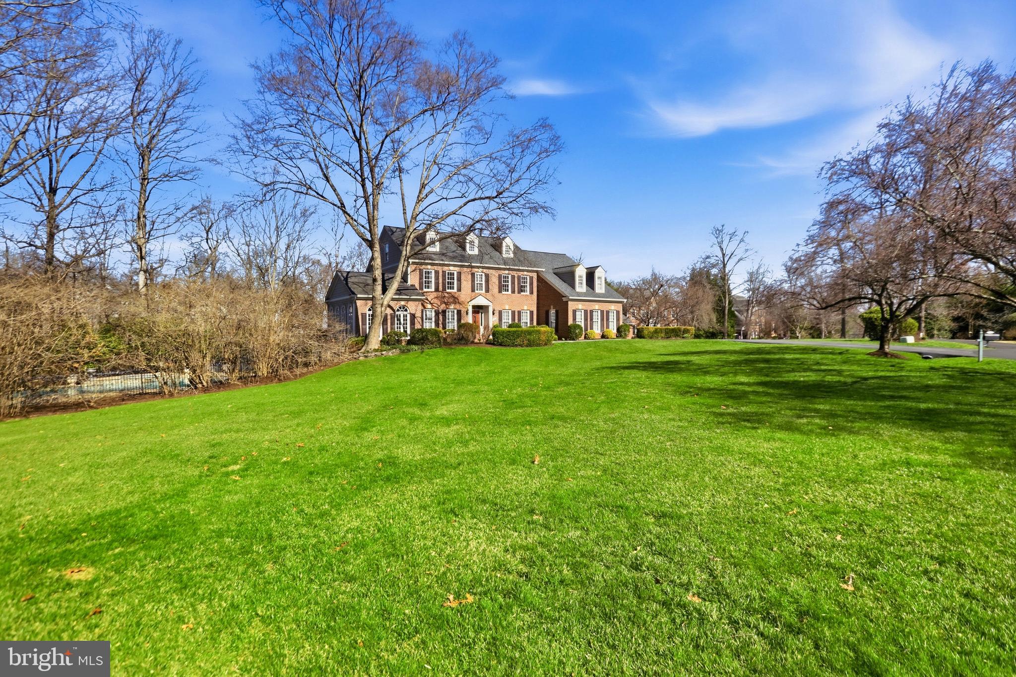 1235 TOTTENHAM COURT