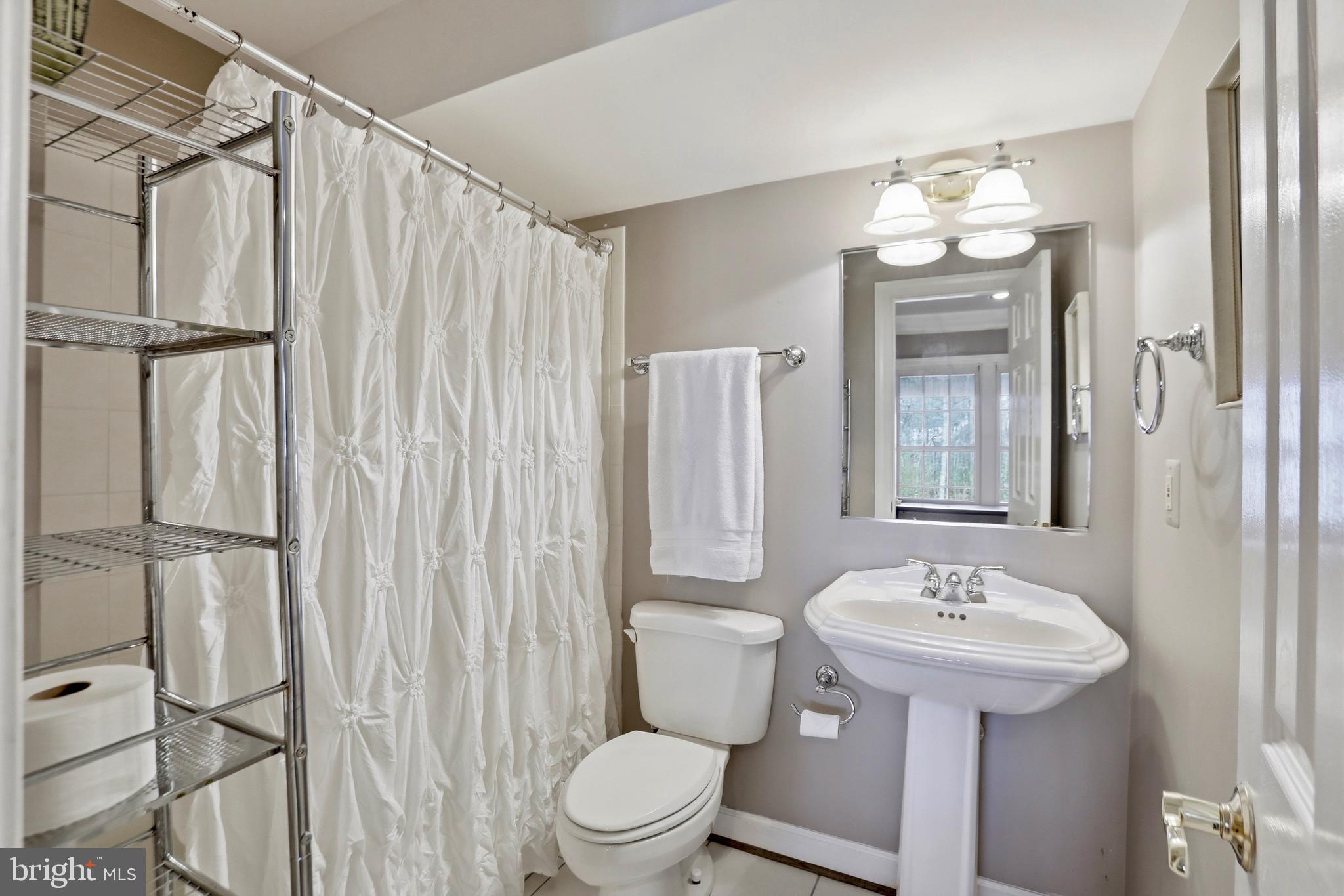 1235 TOTTENHAM COURT