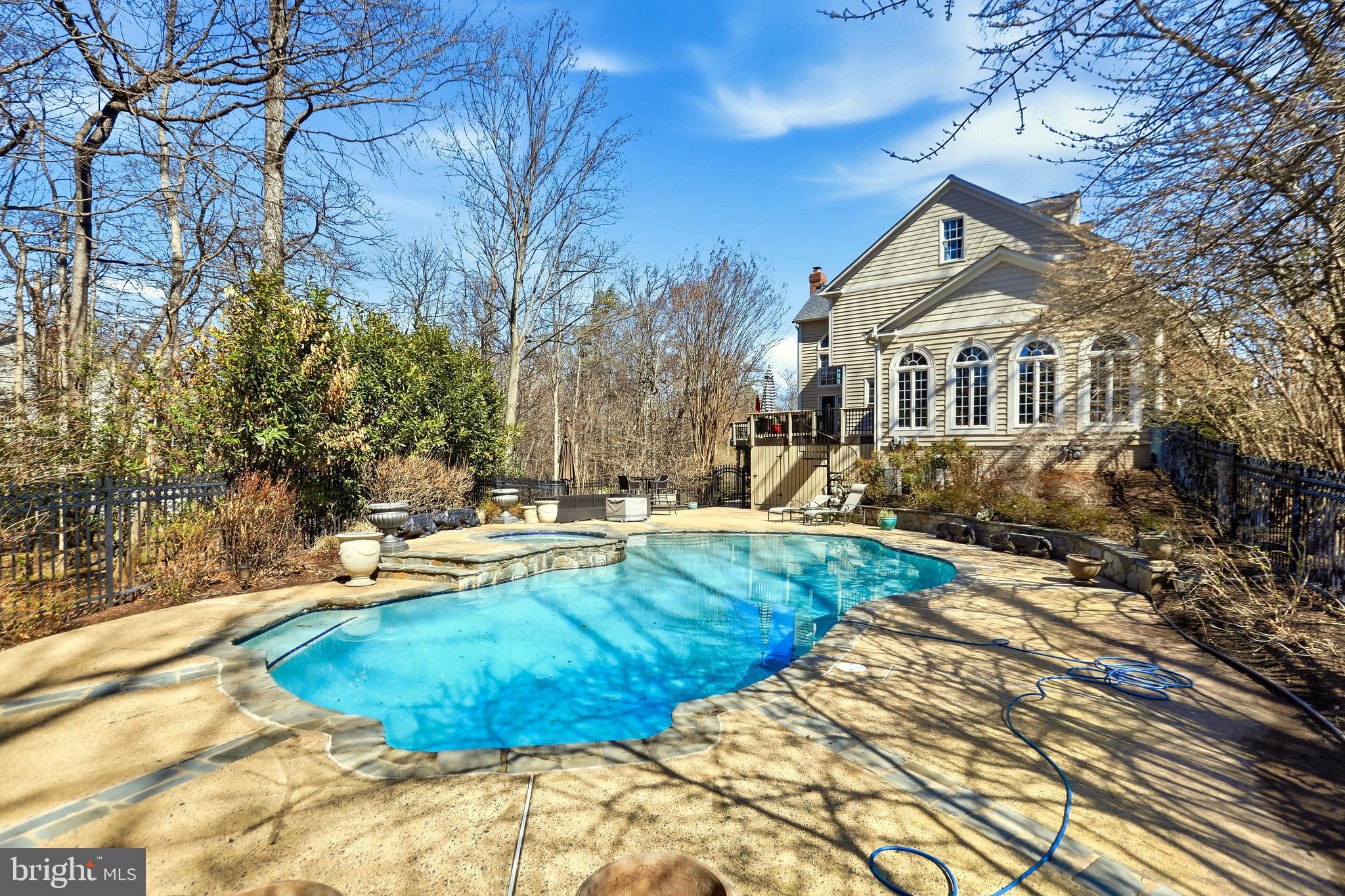 1235 TOTTENHAM COURT