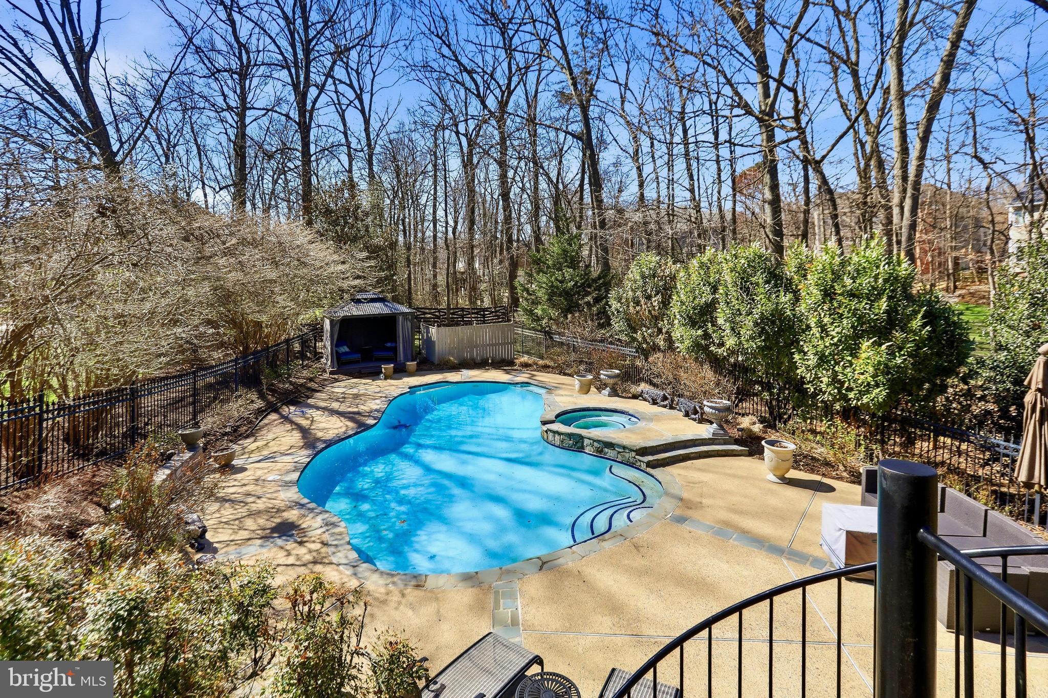 1235 TOTTENHAM COURT