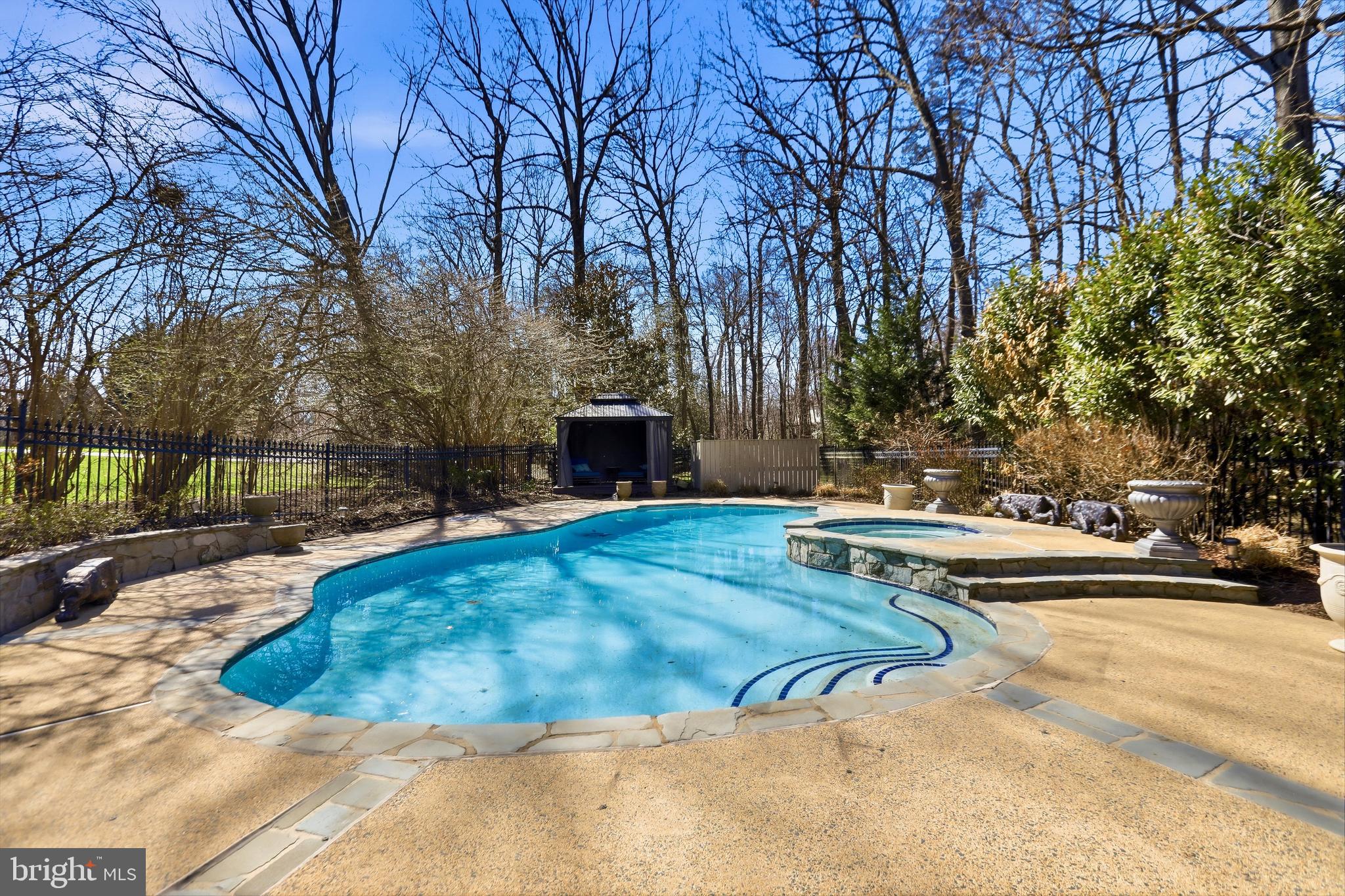 1235 TOTTENHAM COURT