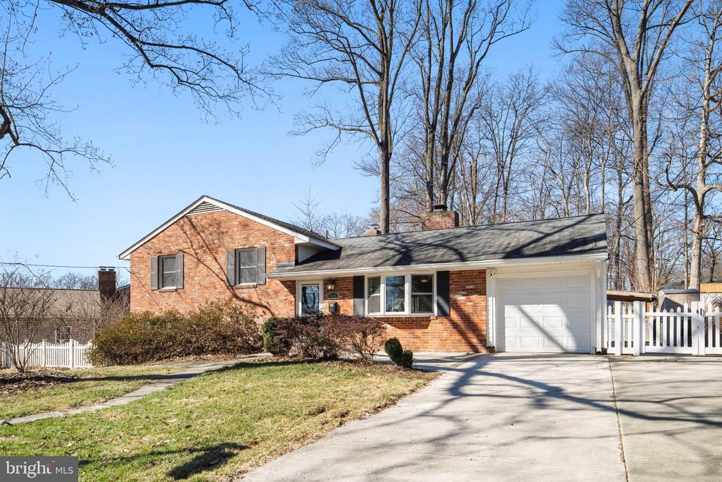 7448 LONG PINE DRIVE