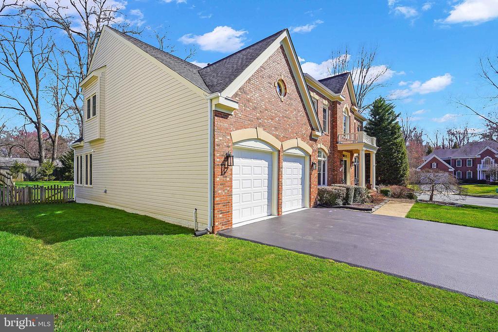 7366 HUNTERS OAK COURT