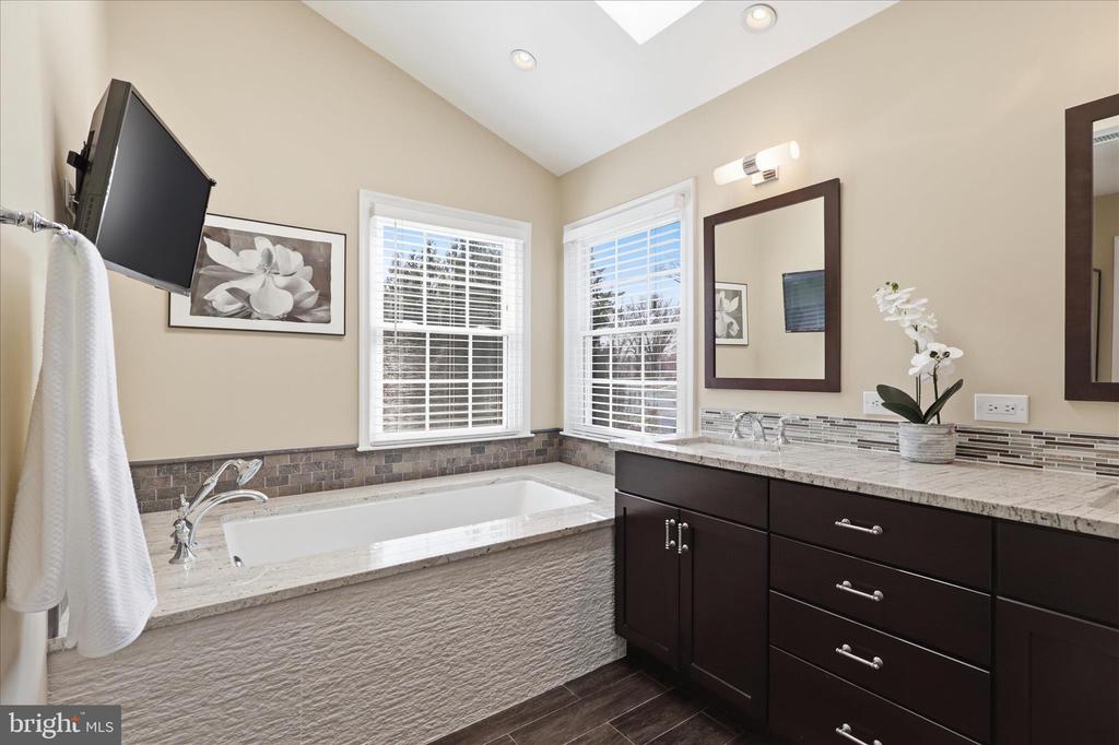 314 ORCHARD COURT NW