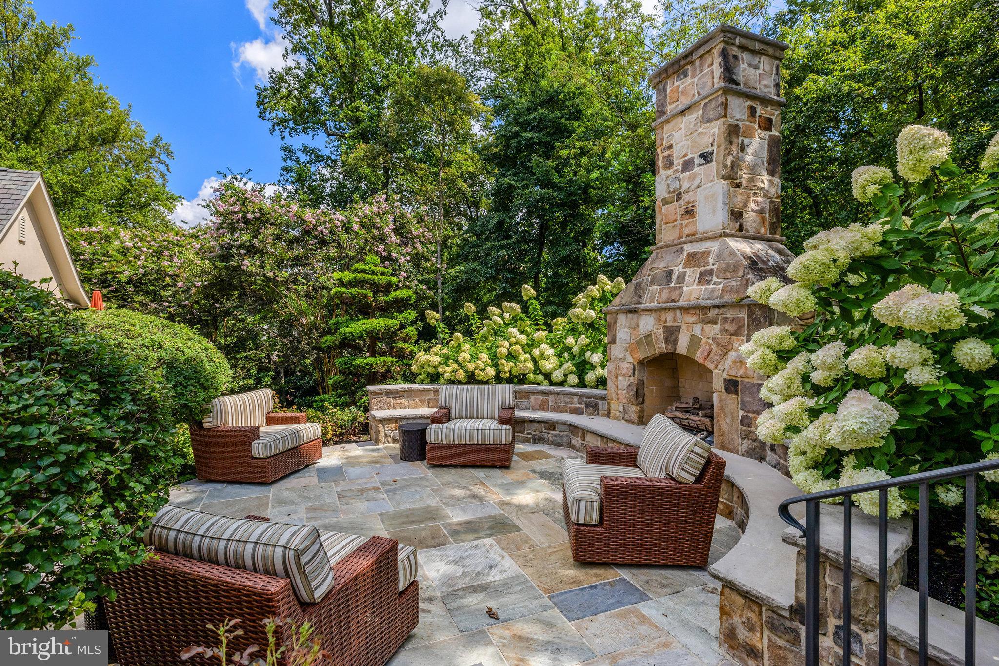 1239 DALEVIEW DRIVE