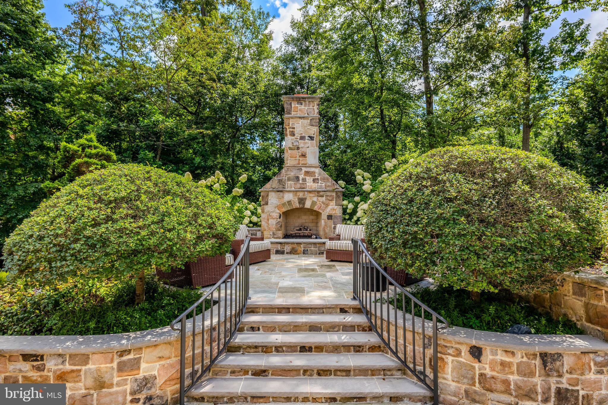 1239 DALEVIEW DRIVE