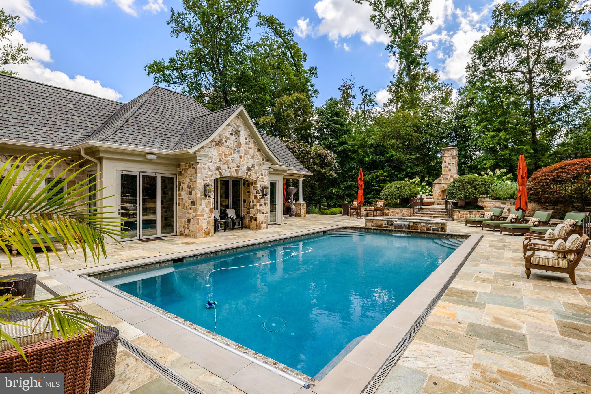1239 DALEVIEW DRIVE