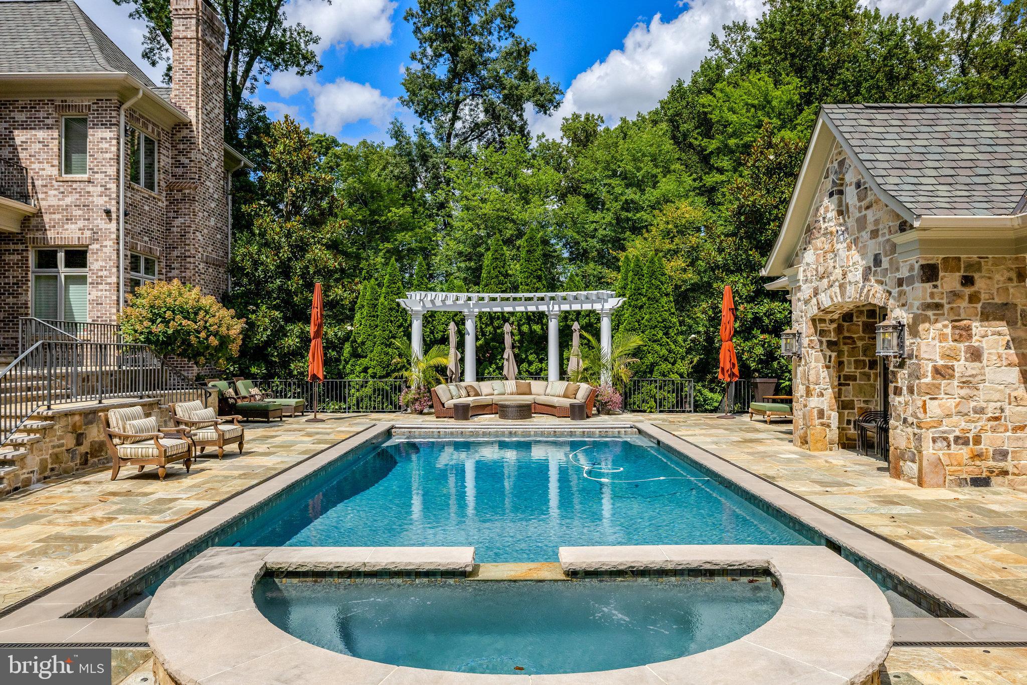 1239 DALEVIEW DRIVE