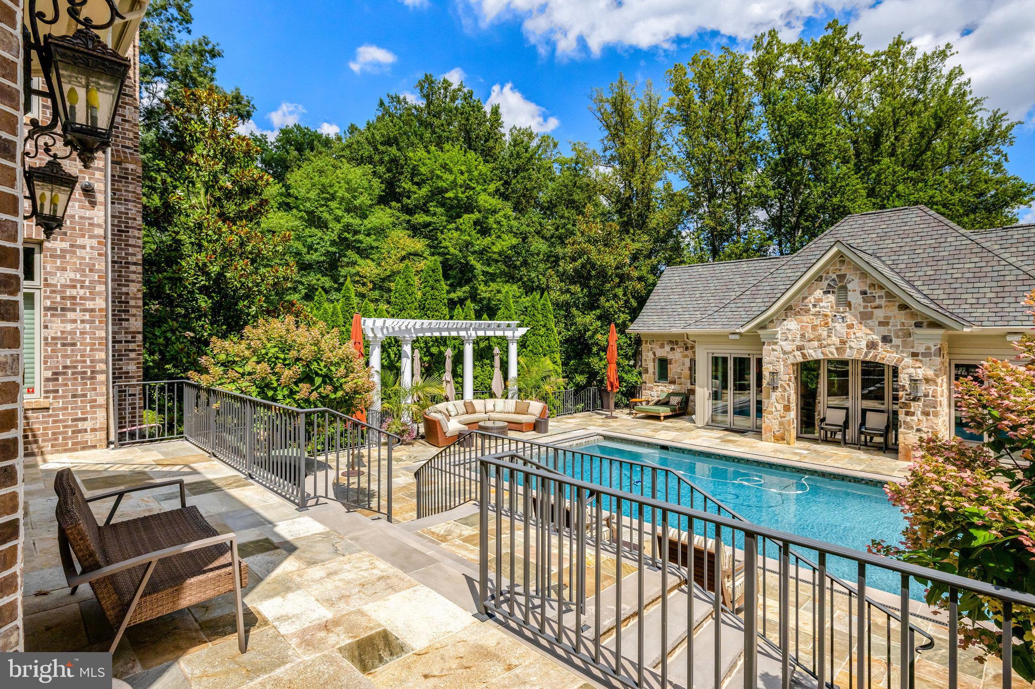 1239 DALEVIEW DRIVE