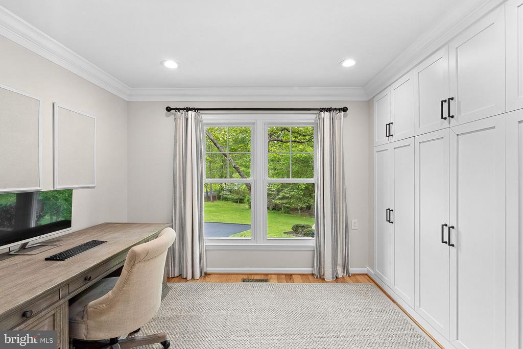 811 FOLLIN FARM LANE