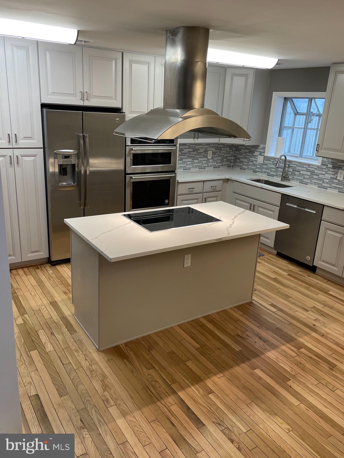 8012 MERRY OAKS COURT
