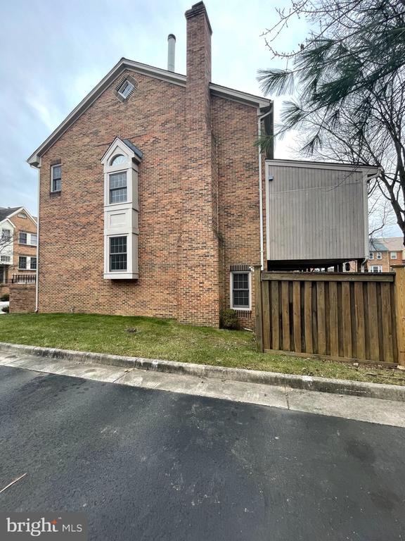 8012 MERRY OAKS COURT