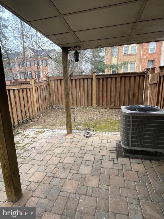 8012 MERRY OAKS COURT