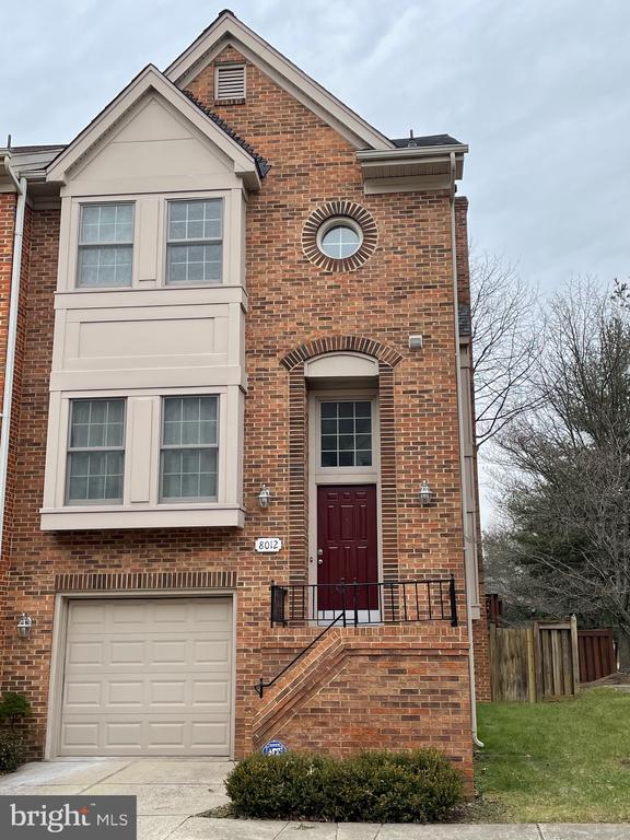 8012 MERRY OAKS COURT