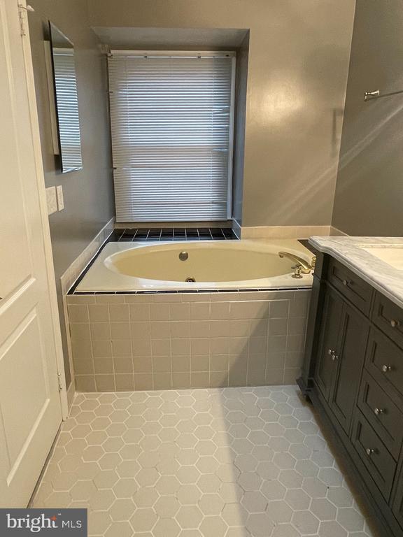 8012 MERRY OAKS COURT