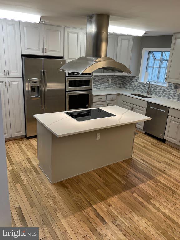 8012 MERRY OAKS COURT