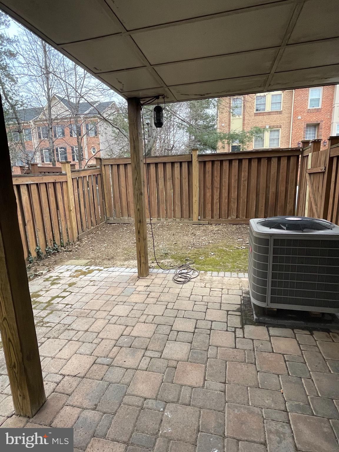 8012 MERRY OAKS COURT