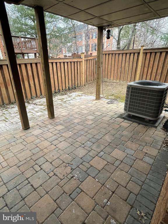 8012 MERRY OAKS COURT