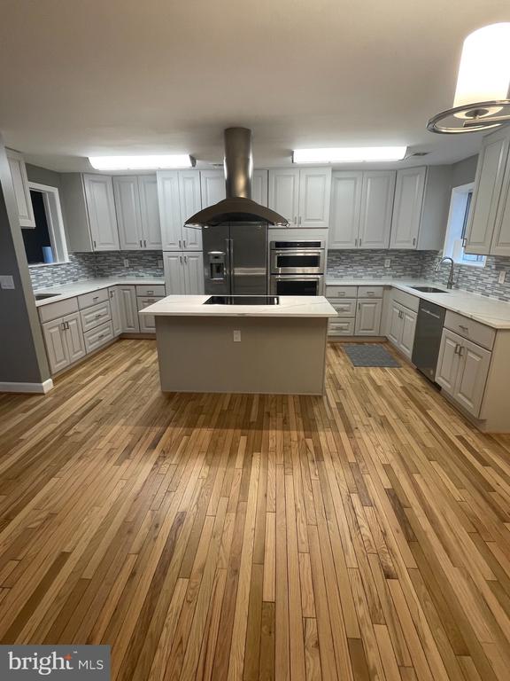 8012 MERRY OAKS COURT