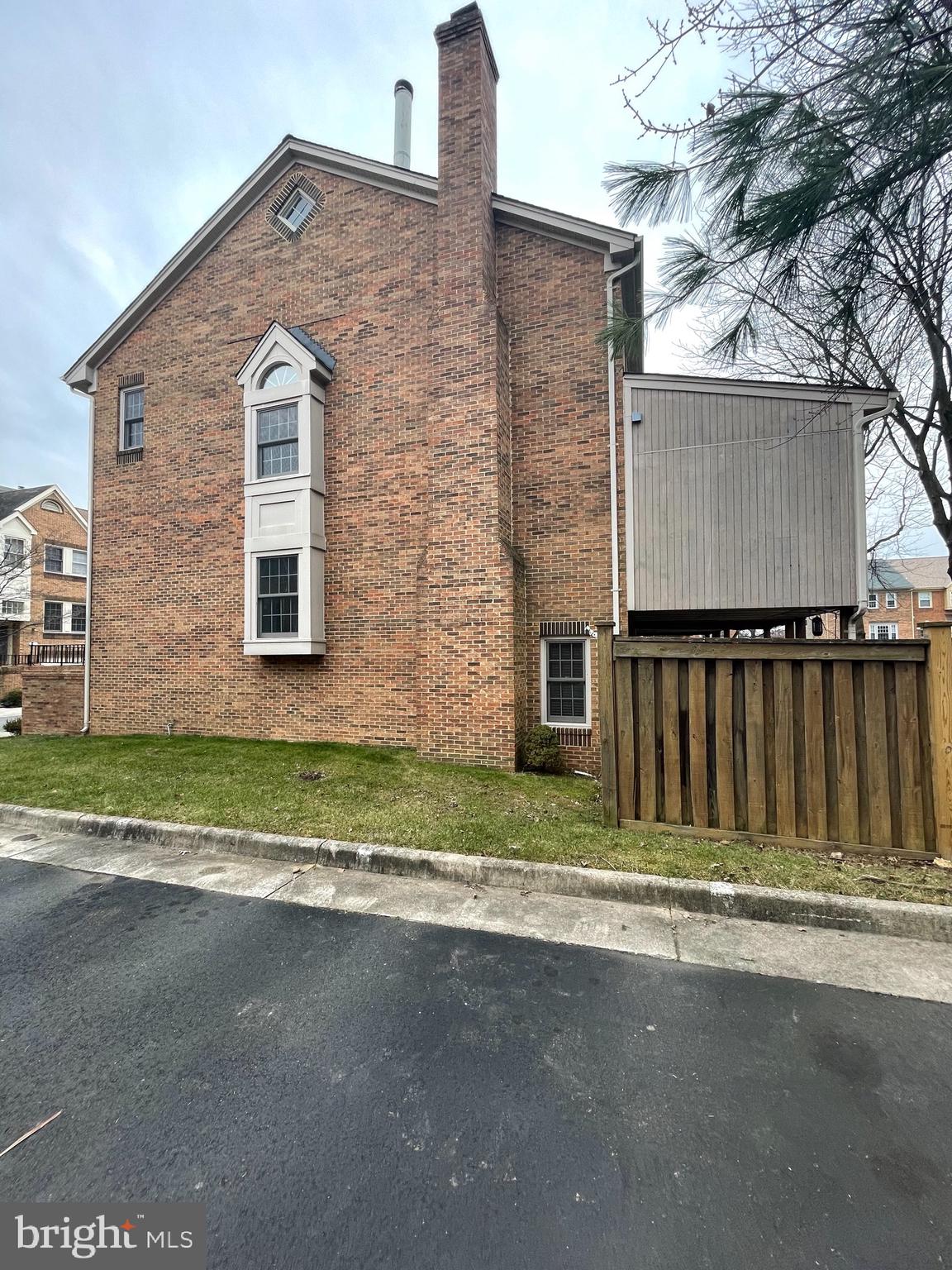 8012 MERRY OAKS COURT