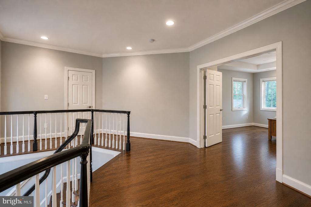 3242 VALLEY LANE