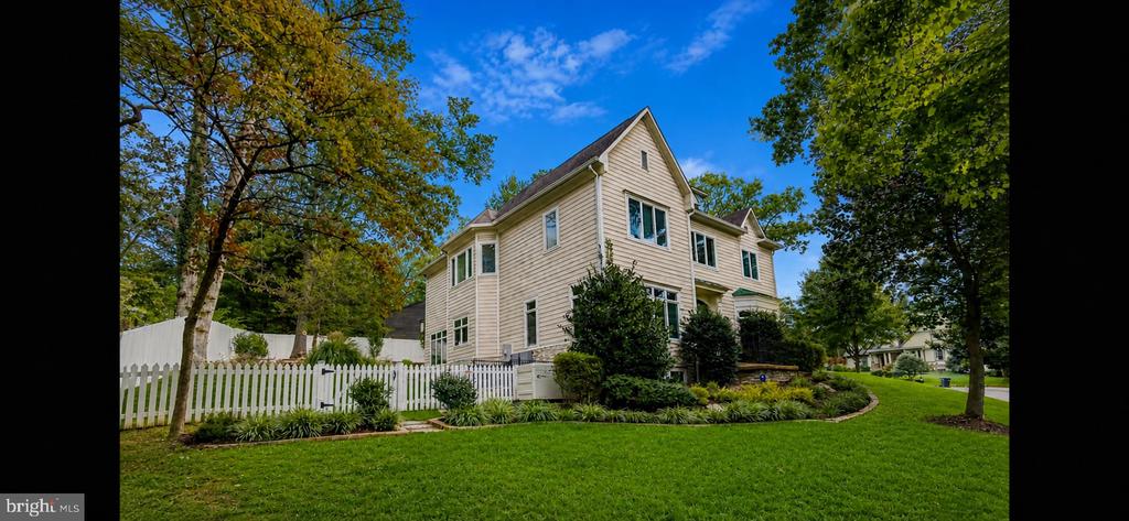 3242 VALLEY LANE