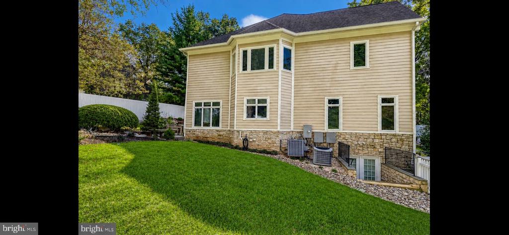 3242 VALLEY LANE