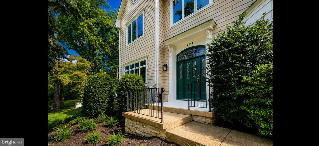 3242 VALLEY LANE