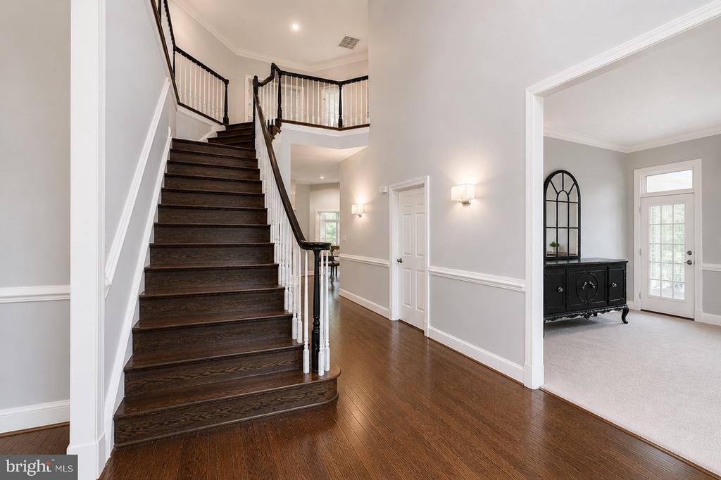 3242 VALLEY LANE