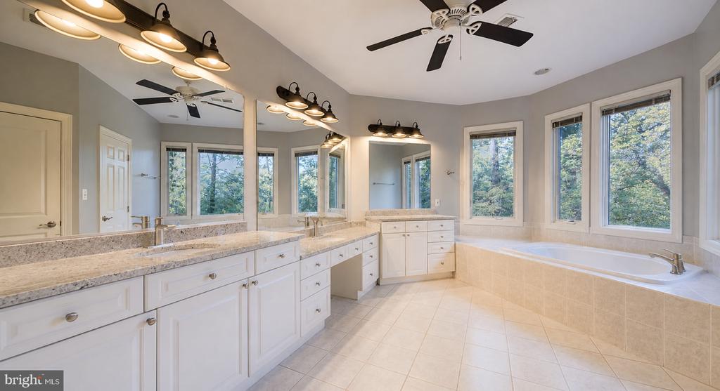 3242 VALLEY LANE