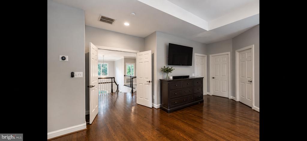 3242 VALLEY LANE