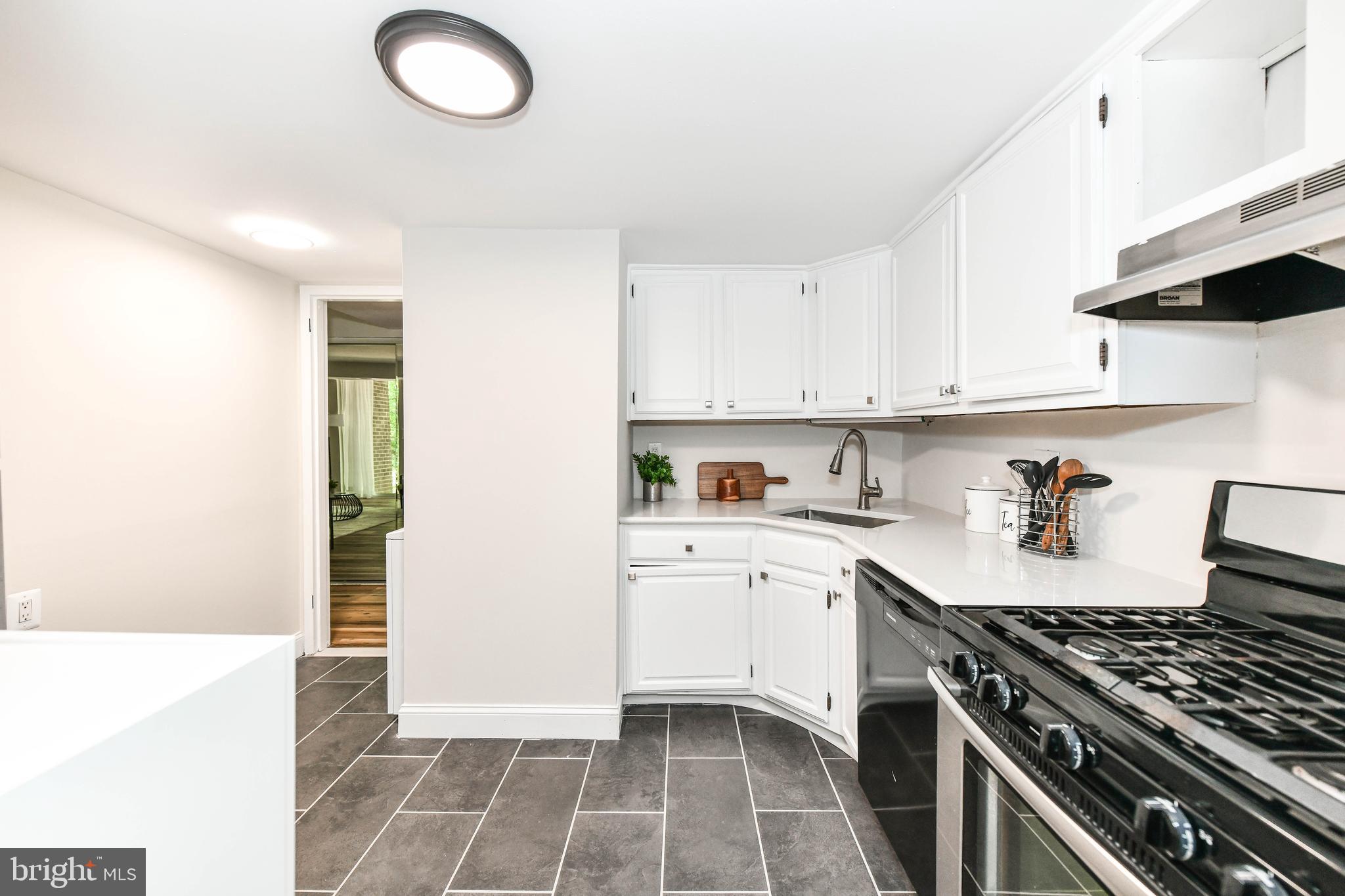 1523 NORTHGATE SQUARE 2A