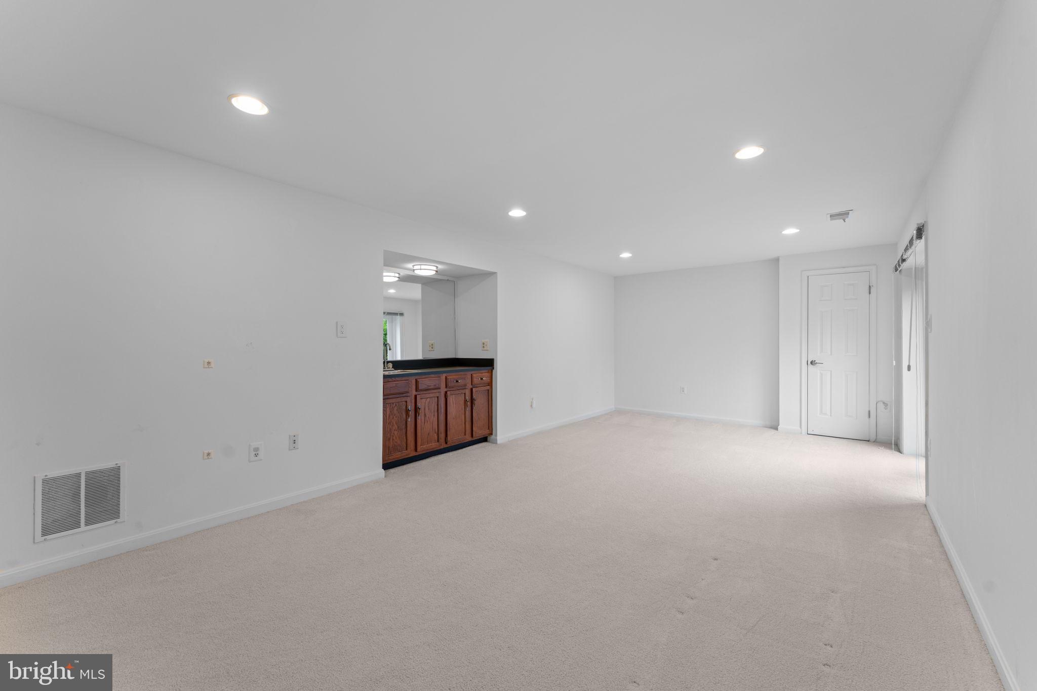 8952 KENILWORTH DRIVE