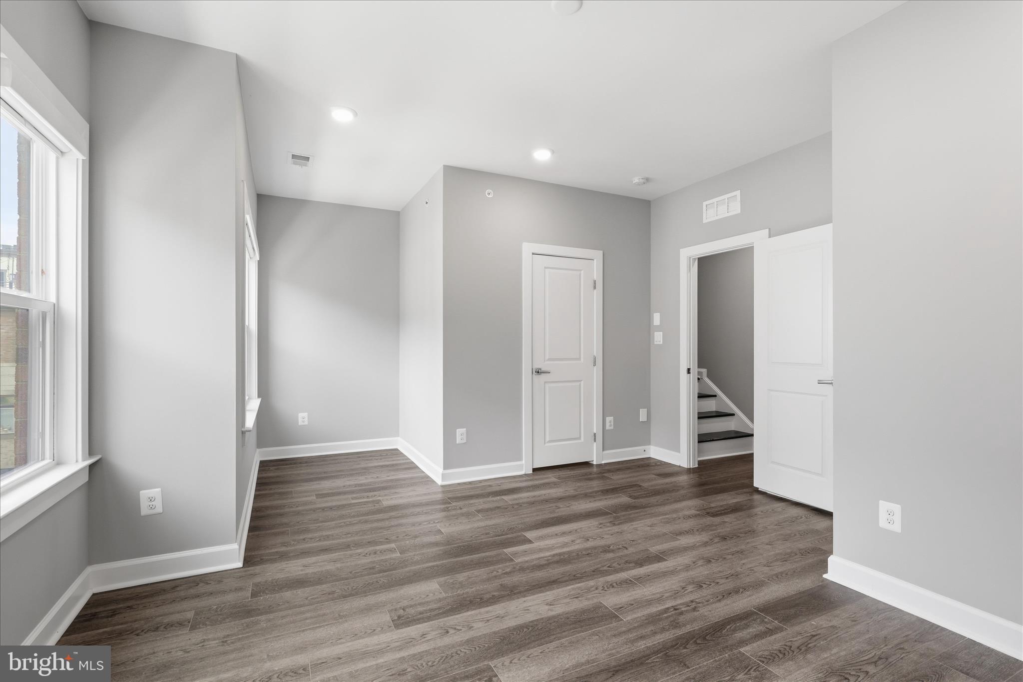 213 MARKET SQUARE NW 19