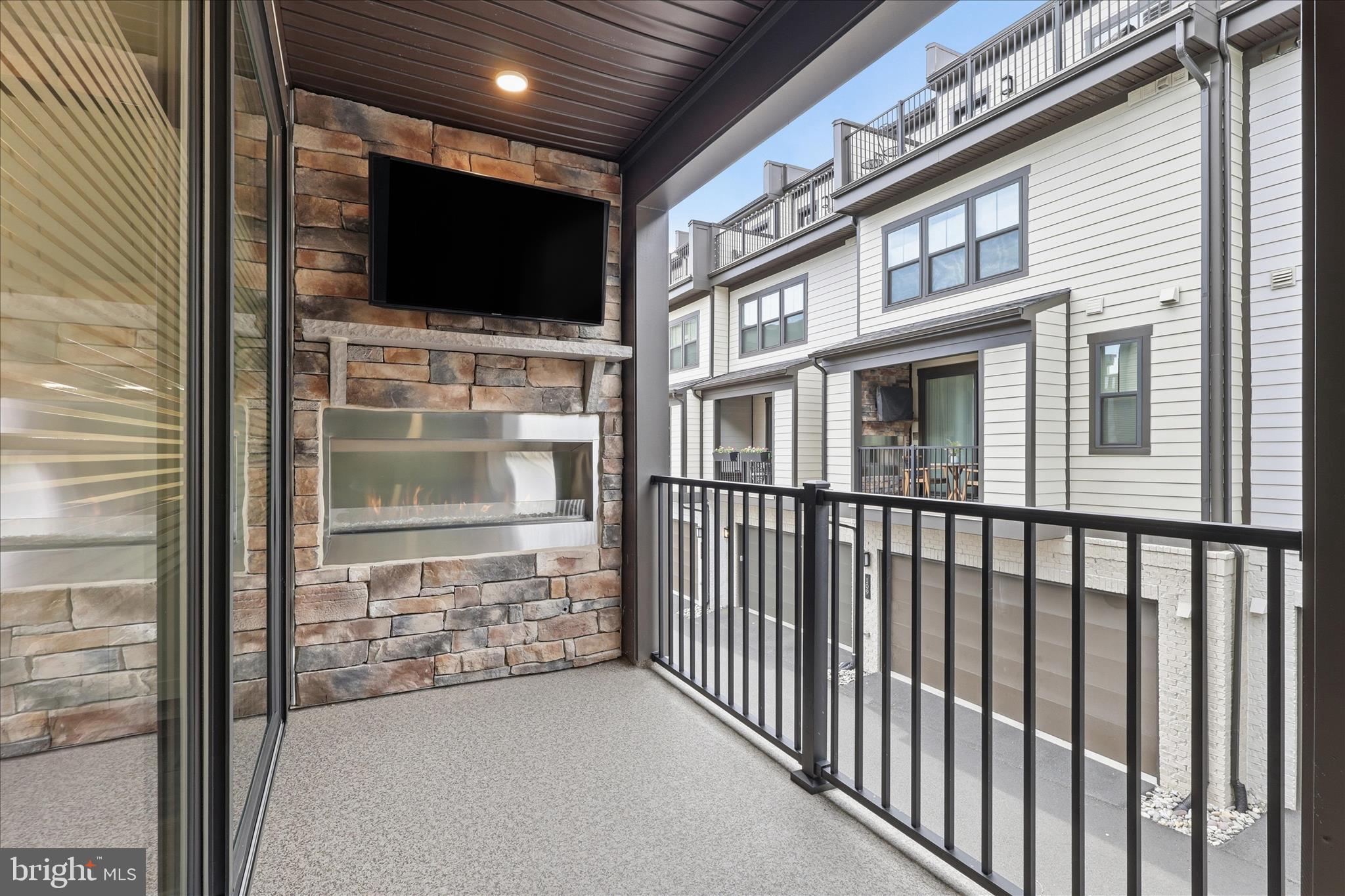 213 MARKET SQUARE NW 19