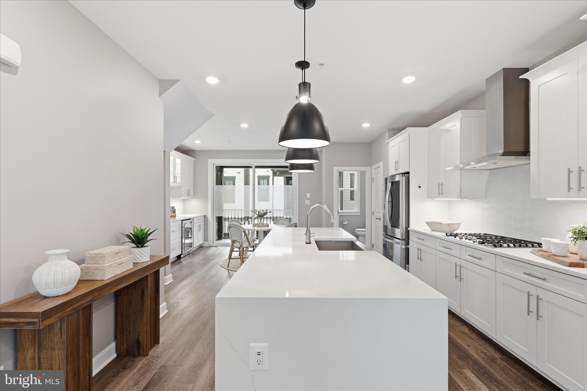 213 MARKET SQUARE NW 19