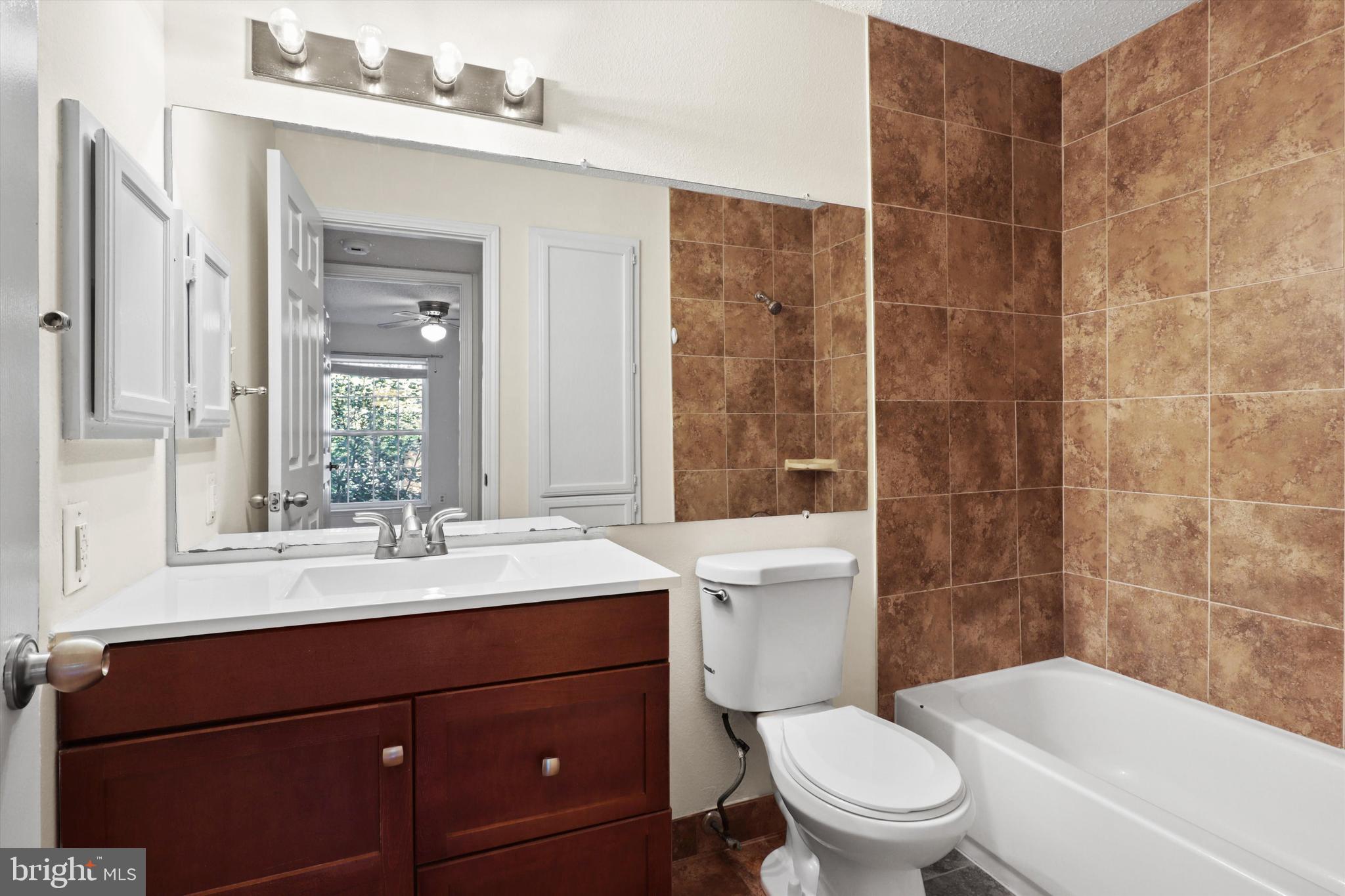 1527 LINCOLN WAY 201B