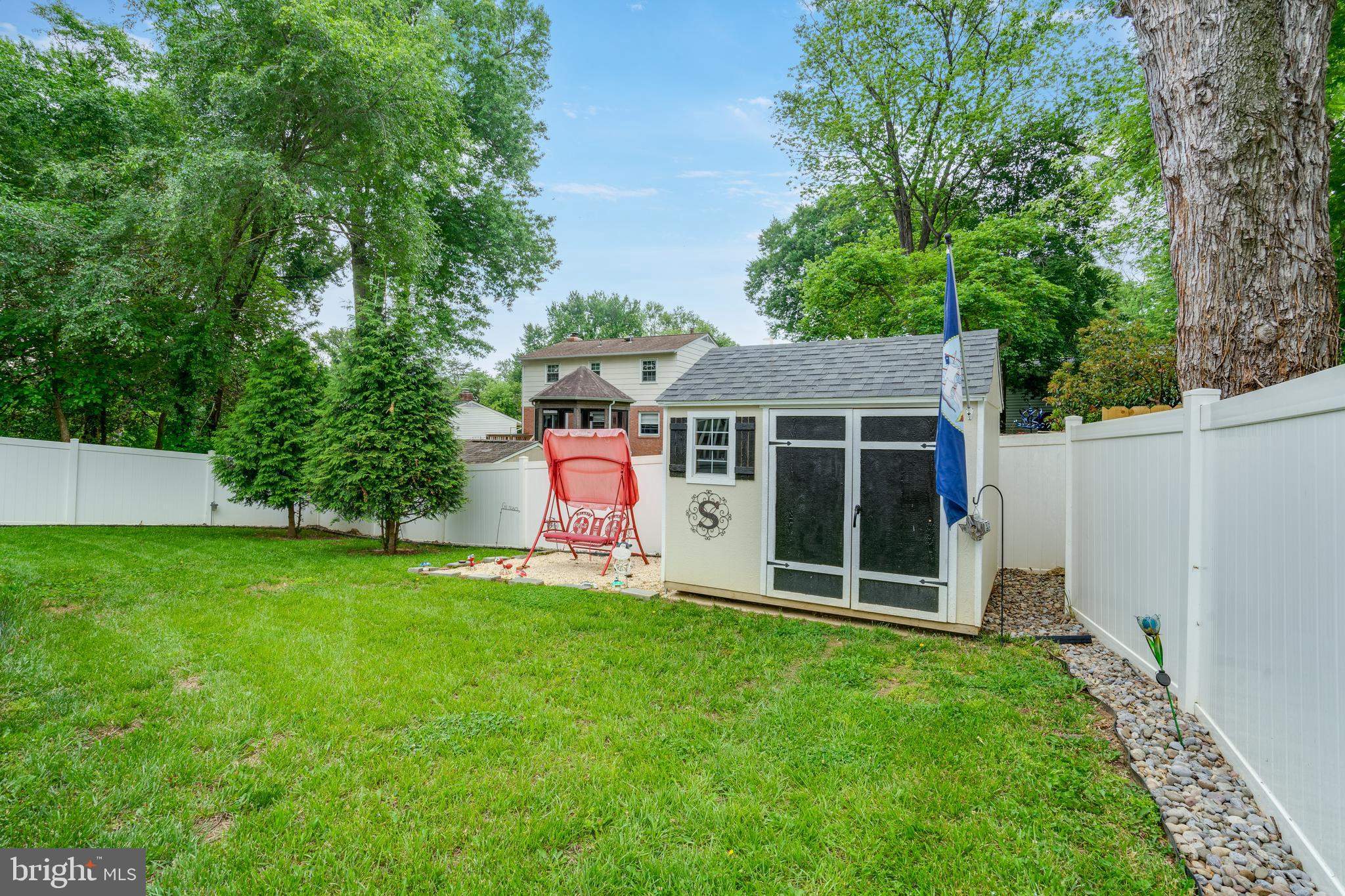 8513 FAIRBURN DRIVE