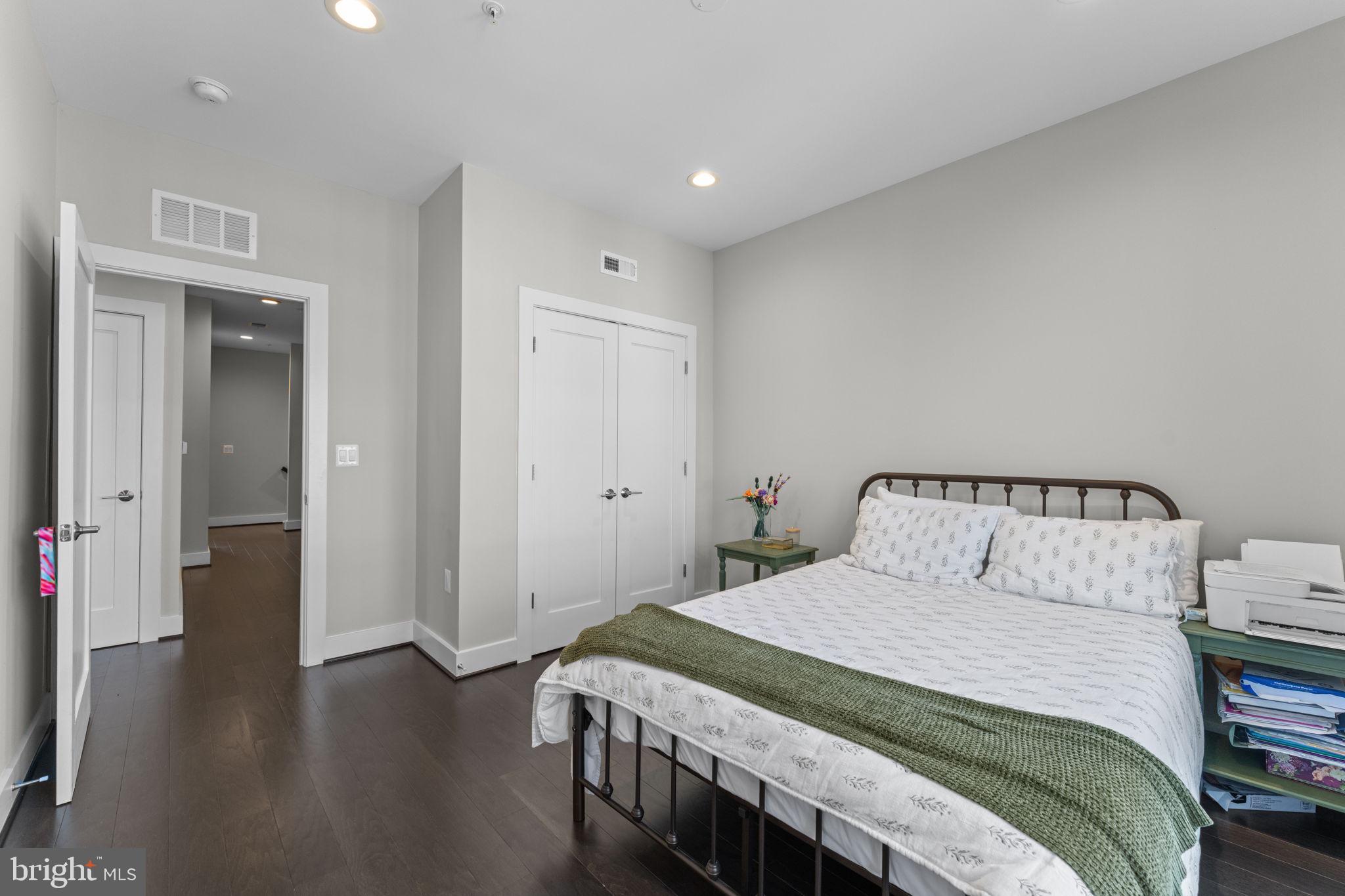 125 MARKET SQUARE NW 4