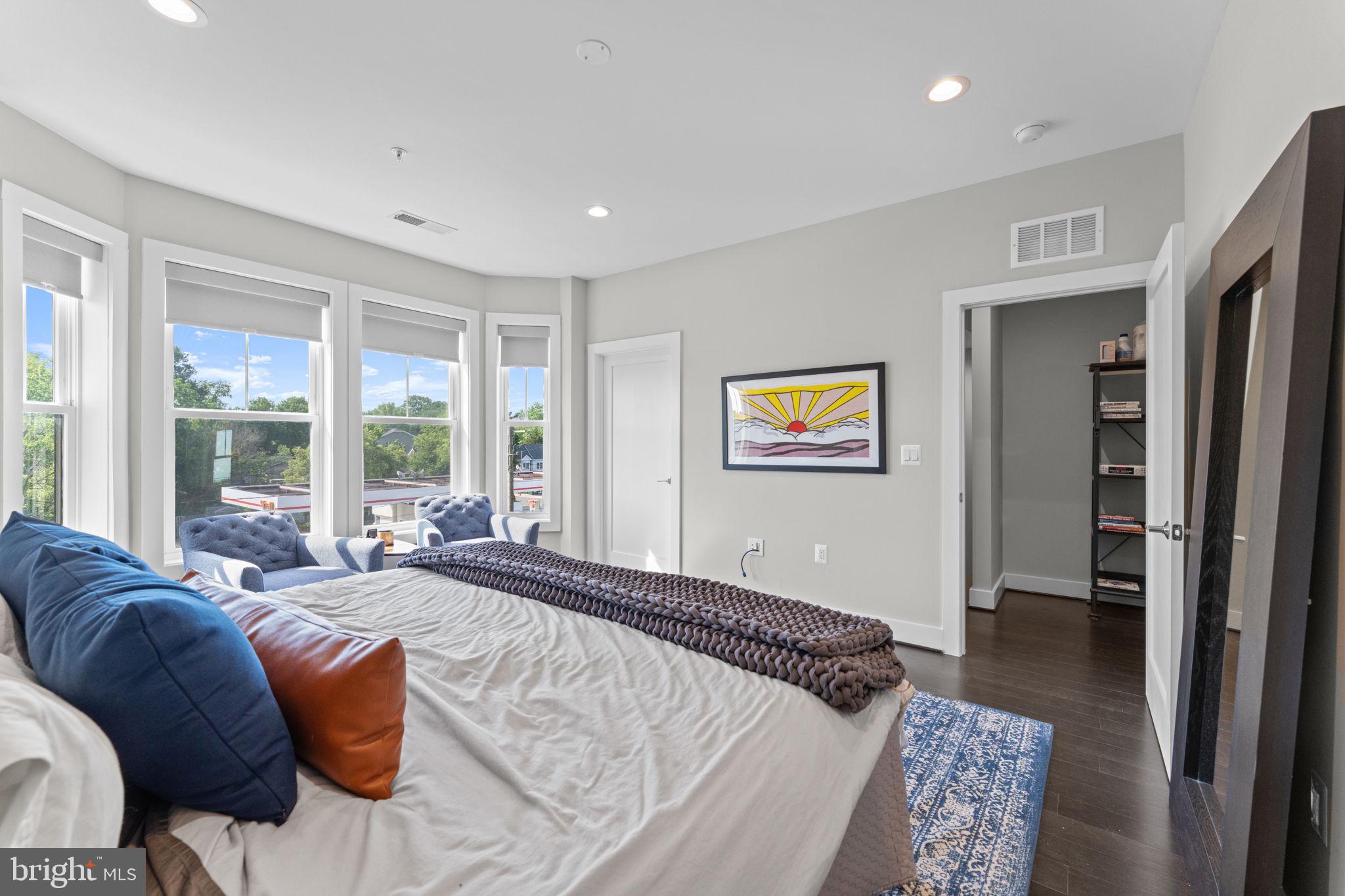 125 MARKET SQUARE NW 4