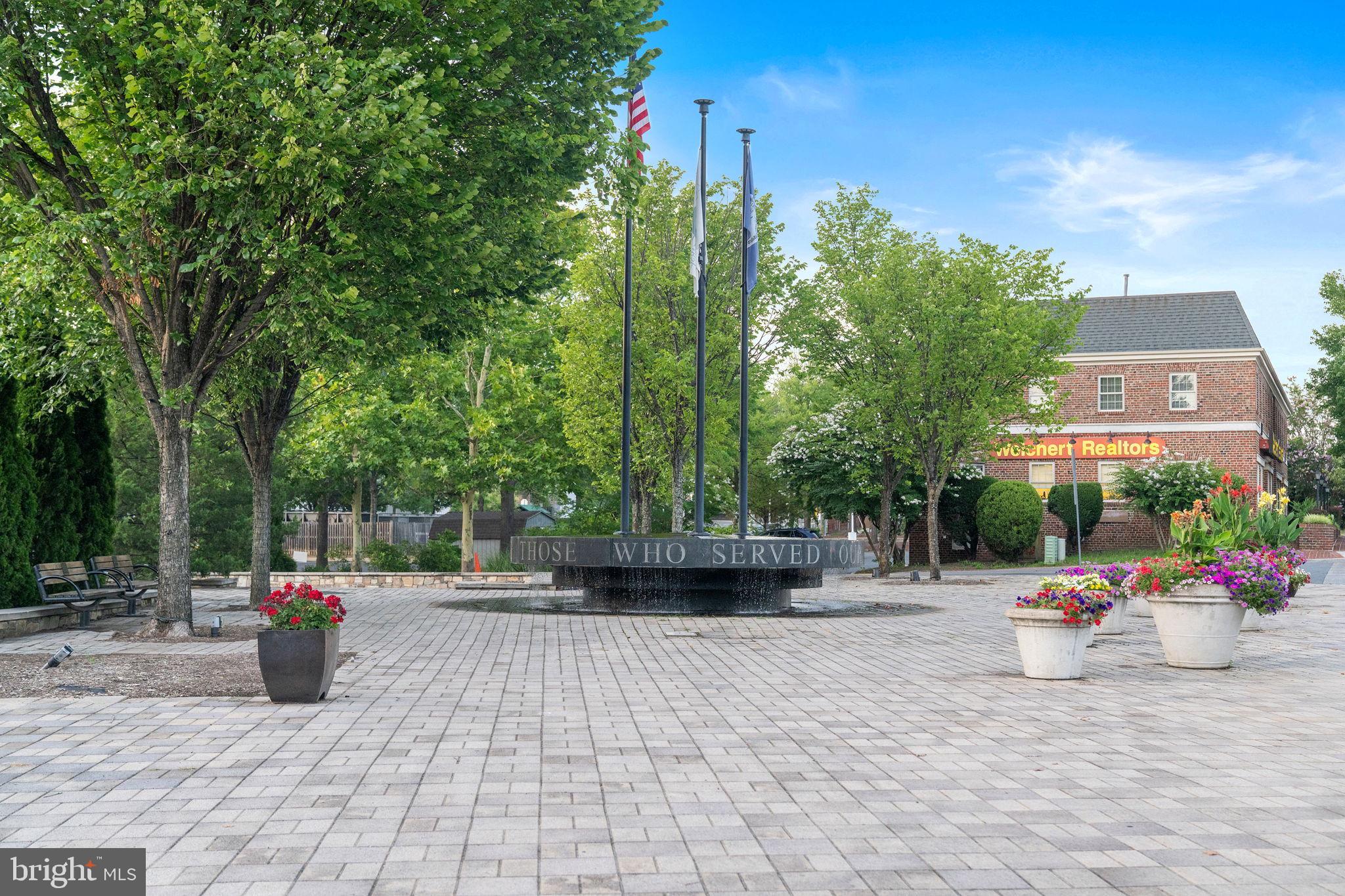 125 MARKET SQUARE NW 4