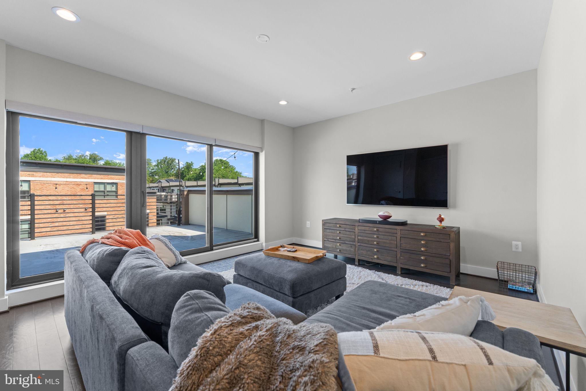 125 MARKET SQUARE NW 4