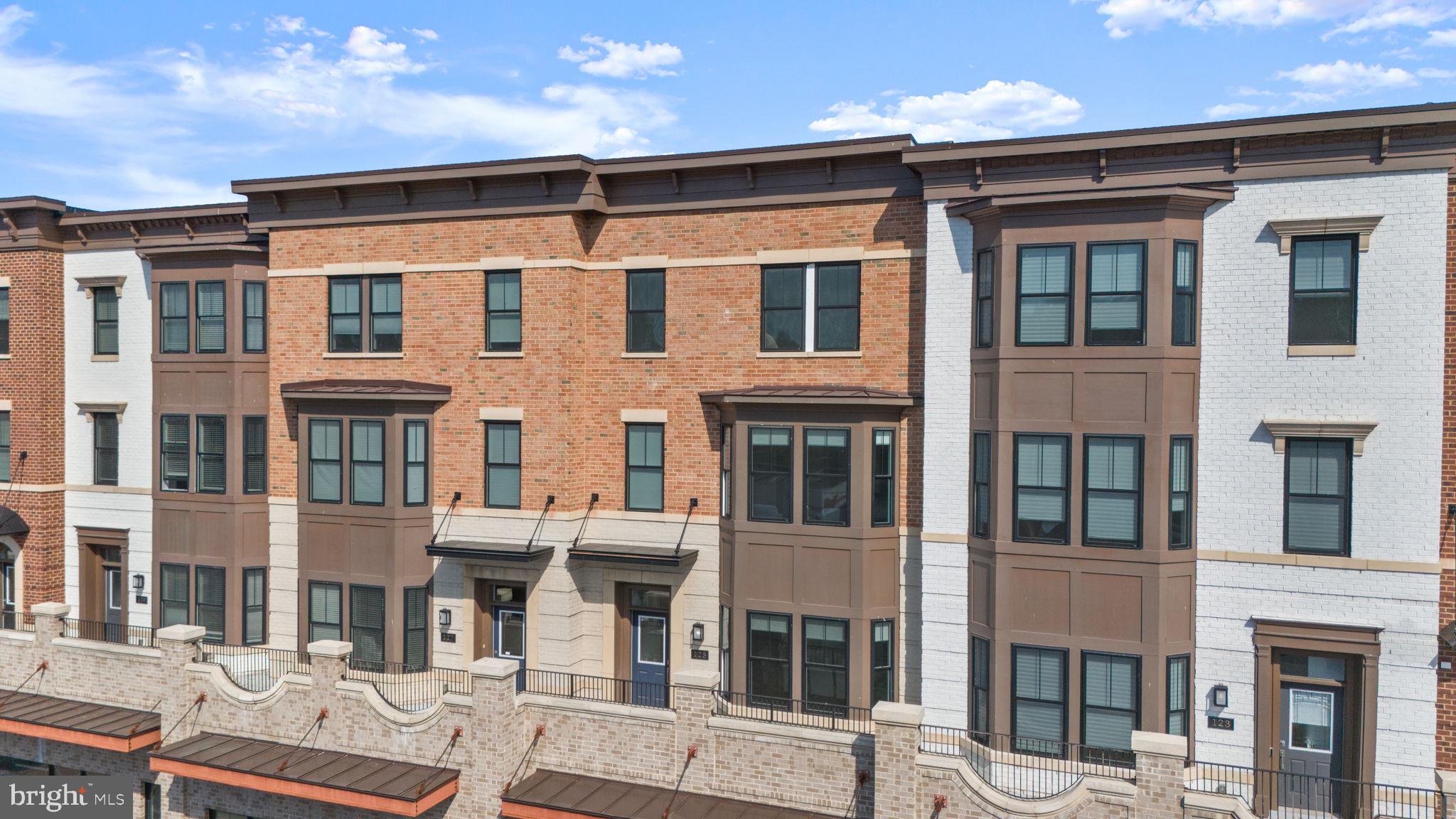 125 MARKET SQUARE NW 4