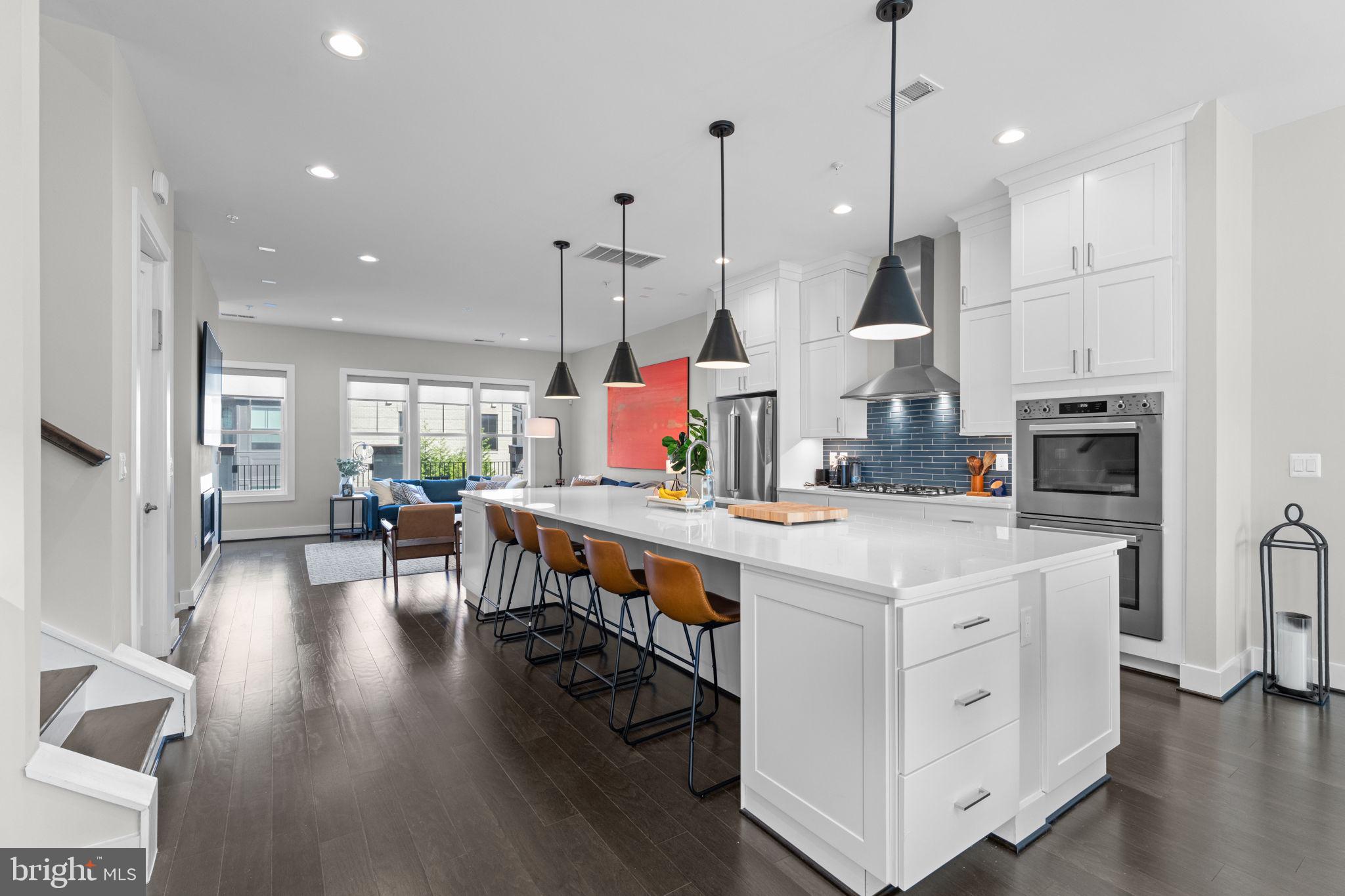 125 MARKET SQUARE NW 4