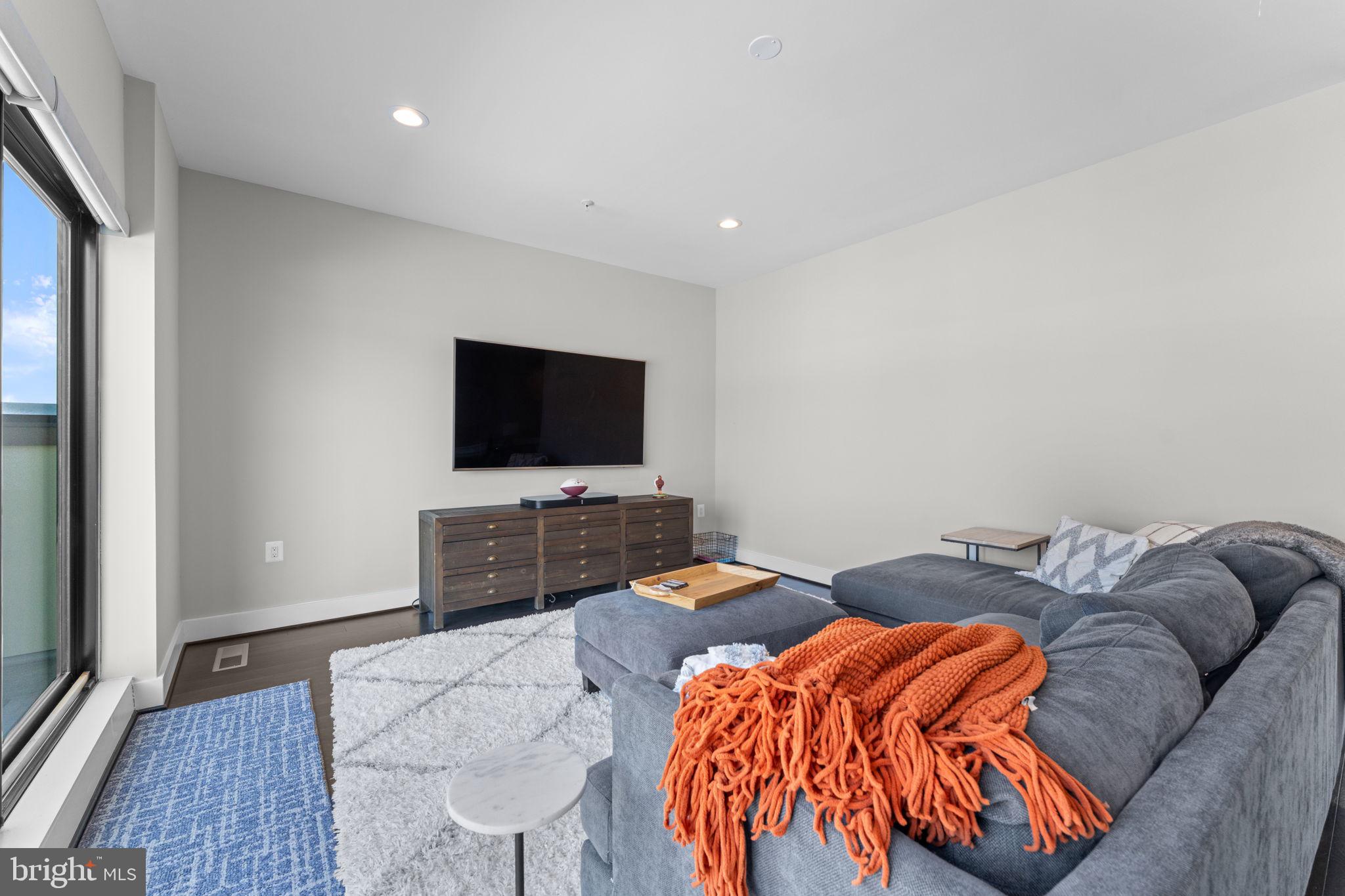 125 MARKET SQUARE NW 4