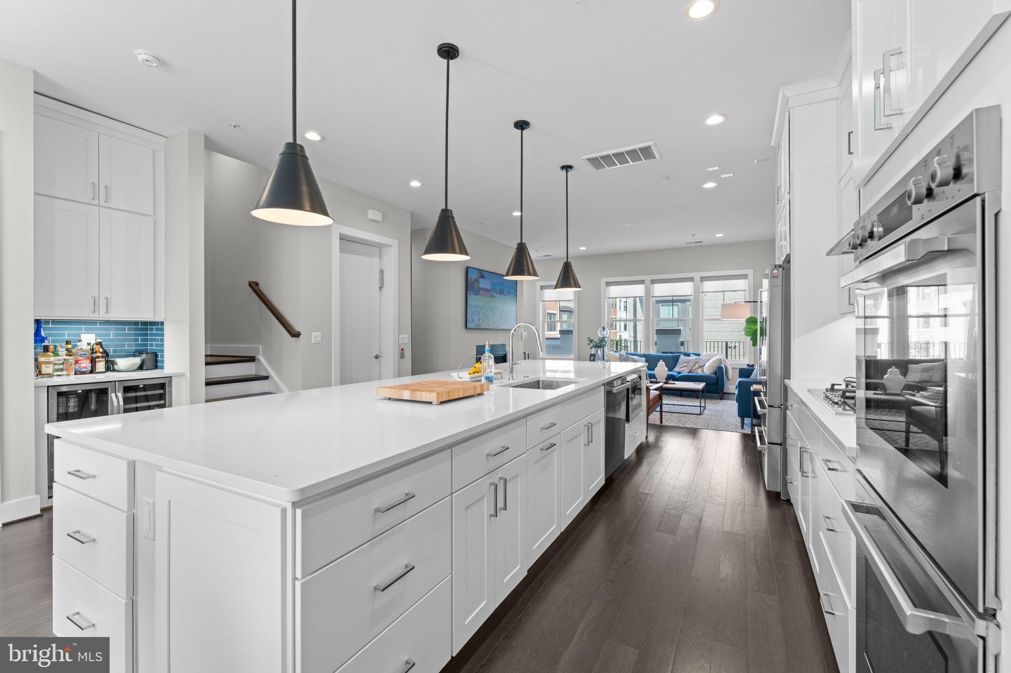125 MARKET SQUARE NW 4