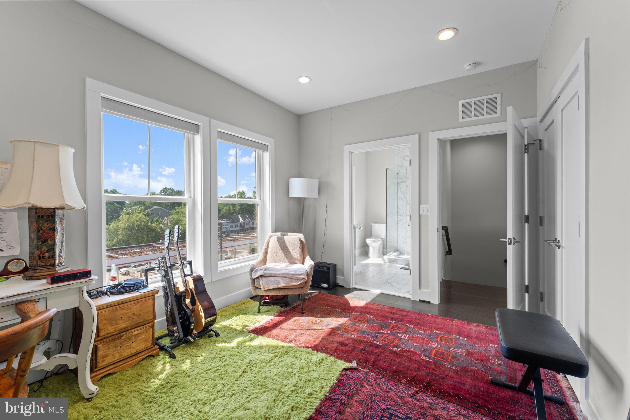 125 MARKET SQUARE NW 4