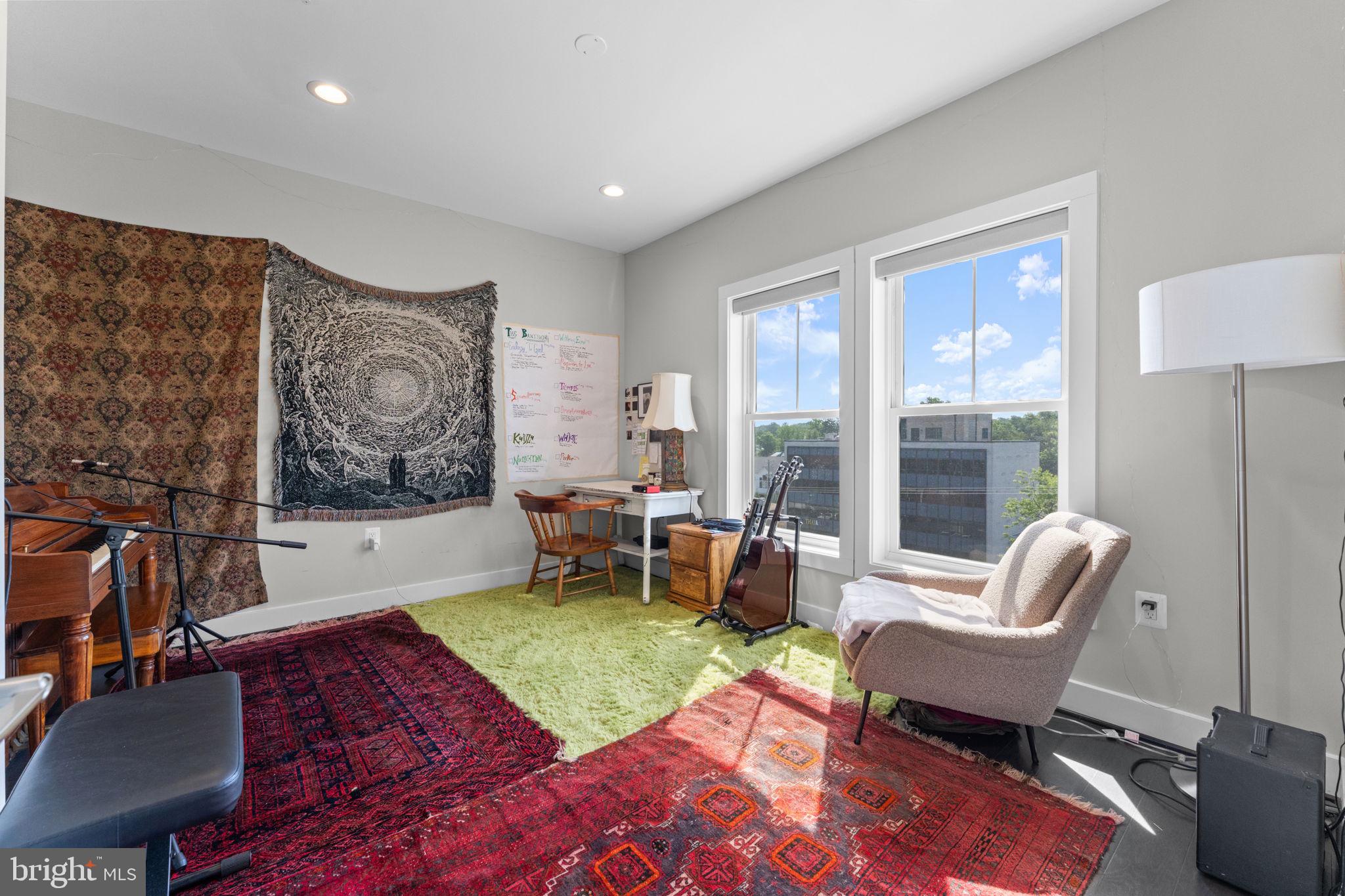 125 MARKET SQUARE NW 4