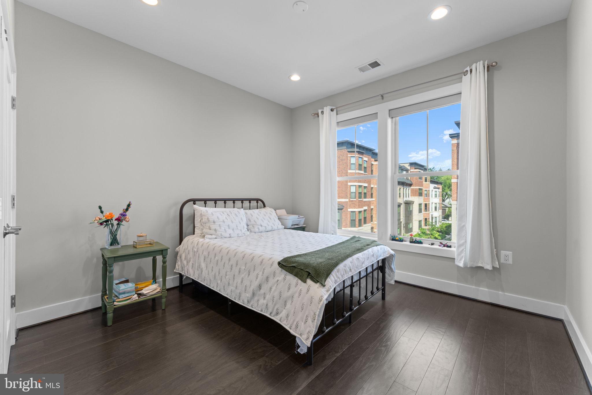 125 MARKET SQUARE NW 4