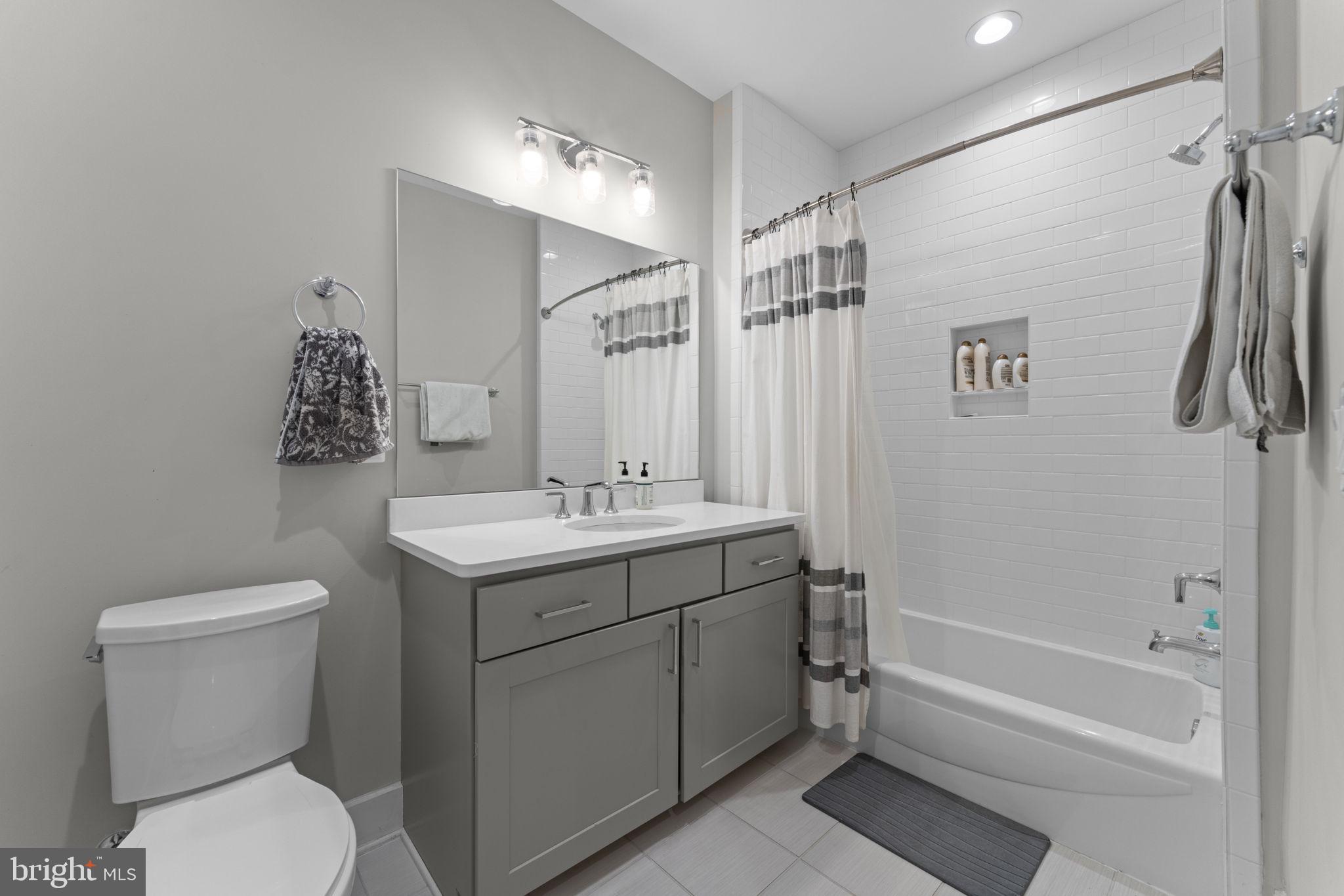125 MARKET SQUARE NW 4